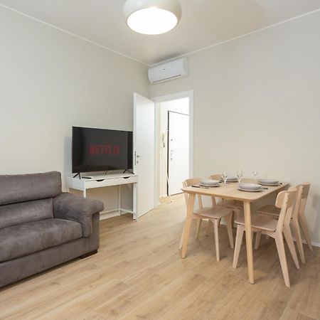 Dreams Exclusive Apartments With Terrace - Free Parking - M1 Station - Near Center Милано Екстериор снимка